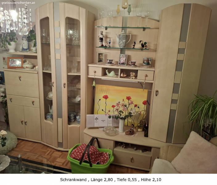 1 helle gut erhaltene Wohnzimmer Schrankwand