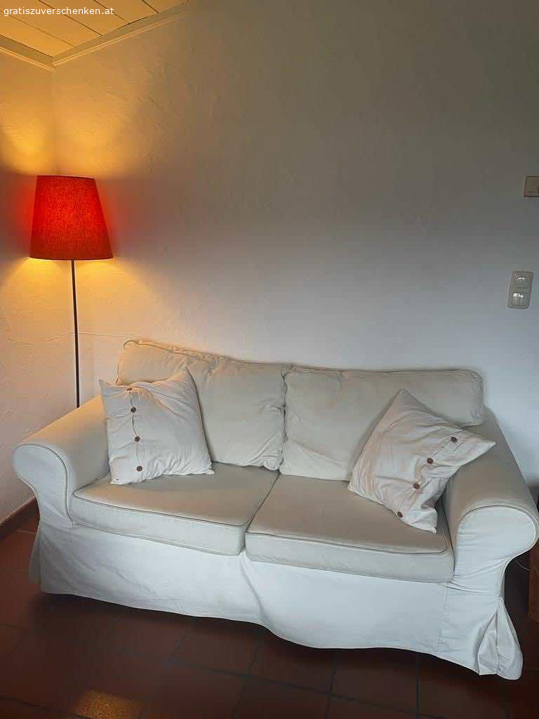 2er Ikea Sofa weiß. Wir verschenken ein 2er Ikea Sofa in guten Zustand. Der Bezug ist waschbar (frische gewaschen) das Sofa hat keine größeren Flecken. Wir sind ein Rauch-und tierfreier Haushalt. Nur Abholung. Wir wohnen im 2.Stock. Die Lampe auf dem Bild wird bei Bedarf dazu geschenkt.