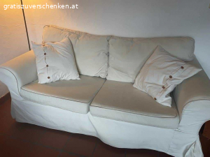 2er Ikea Sofa weiß. Wir verschenken ein 2er Ikea Sofa in guten Zustand. Der Bezug ist waschbar (frische gewaschen) das Sofa hat keine größeren Flecken. Wir sind ein Rauch-und tierfreier Haushalt. Nur Abholung. Wir wohnen im 2.Stock. Die Lampe auf dem Bild wird bei Bedarf dazu geschenkt.