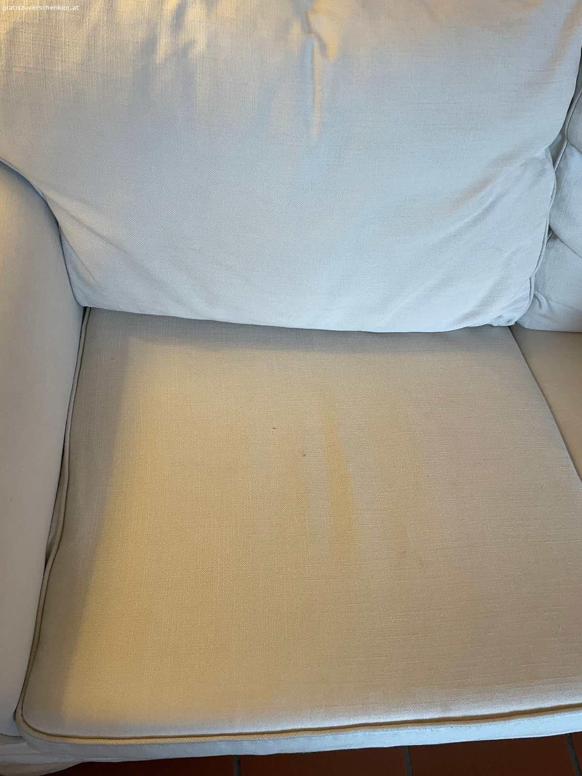 2er Ikea Sofa weiß. Wir verschenken ein 2er Ikea Sofa in guten Zustand. Der Bezug ist waschbar (frische gewaschen) das Sofa hat keine größeren Flecken. Wir sind ein Rauch-und tierfreier Haushalt. Nur Abholung. Wir wohnen im 2.Stock. Die Lampe auf dem Bild wird bei Bedarf dazu geschenkt.