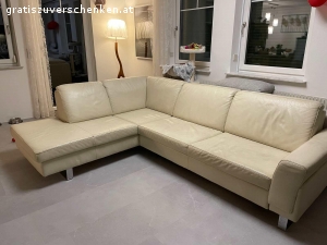 ADA Designercouch zu verschenken. Verschenke meine Echtledercouch in Farbe Creme-Weiß von der Marke ADA. Sie wurde mehrere Jahre genutzt und zeigt gebrauchsspuren/mehrere oberflächliche Kratzer auf (siehe Fotos).
Maße: 
270cm x 200cm
Höhe: 80cm
-nichtraucher Haushalt
-Bettfunktion
-nur selbstabholung
Bei Interesse stehe ich gerne für Fragen zur Verfügung.