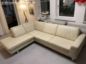 ADA Designercouch zu verschenken. Verschenke meine Echtledercouch in Farbe Creme-Weiß von der Marke ADA. Sie wurde mehrere Jahre genutzt und zeigt gebrauchsspuren/mehrere oberflächliche Kratzer auf (siehe Fotos).
Maße: 
270cm x 200cm
Höhe: 80cm
-nichtraucher Haushalt
-Bettfunktion
-nur selbstabholung
Bei Interesse stehe ich gerne für Fragen zur Verfügung.