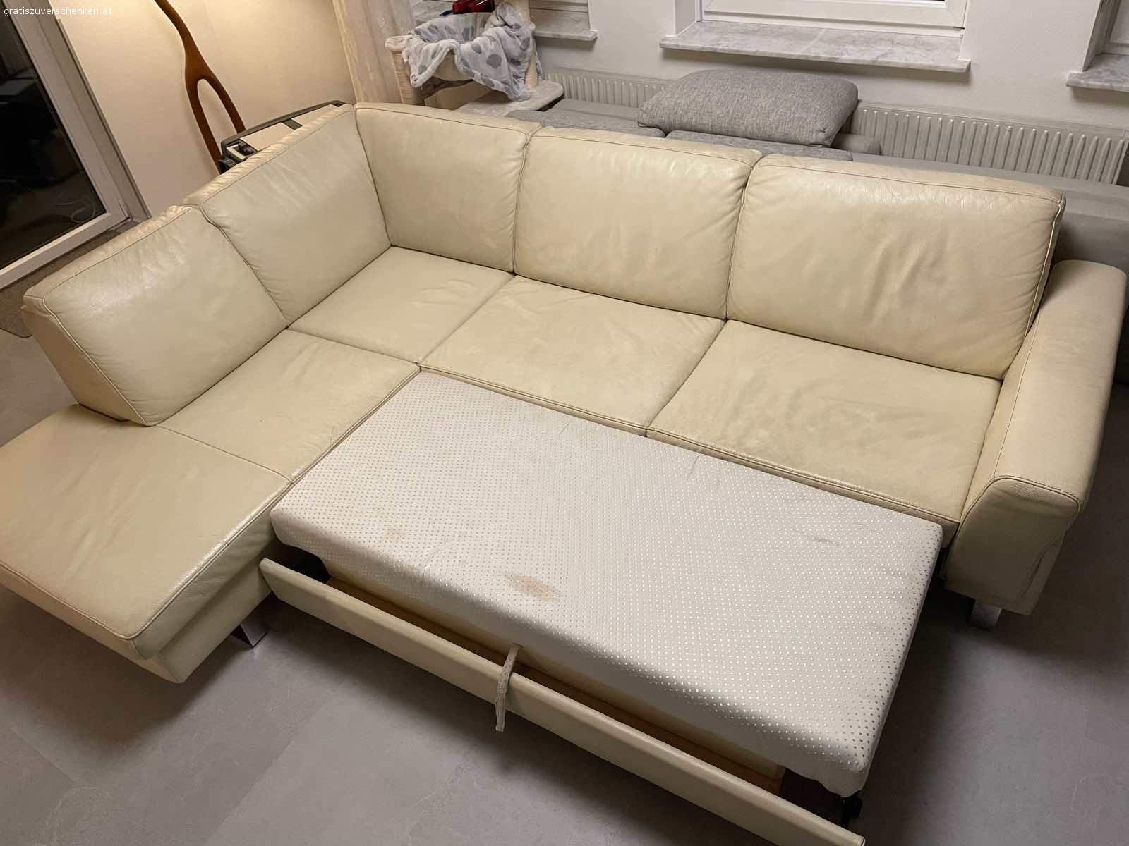 ADA Designercouch zu verschenken. Verschenke meine Echtledercouch in Farbe Creme-Weiß von der Marke ADA. Sie wurde mehrere Jahre genutzt und zeigt gebrauchsspuren/mehrere oberflächliche Kratzer auf (siehe Fotos).
Maße: 
270cm x 200cm
Höhe: 80cm
-nichtraucher Haushalt
-Bettfunktion
-nur selbstabholung
Bei Interesse stehe ich gerne für Fragen zur Verfügung.