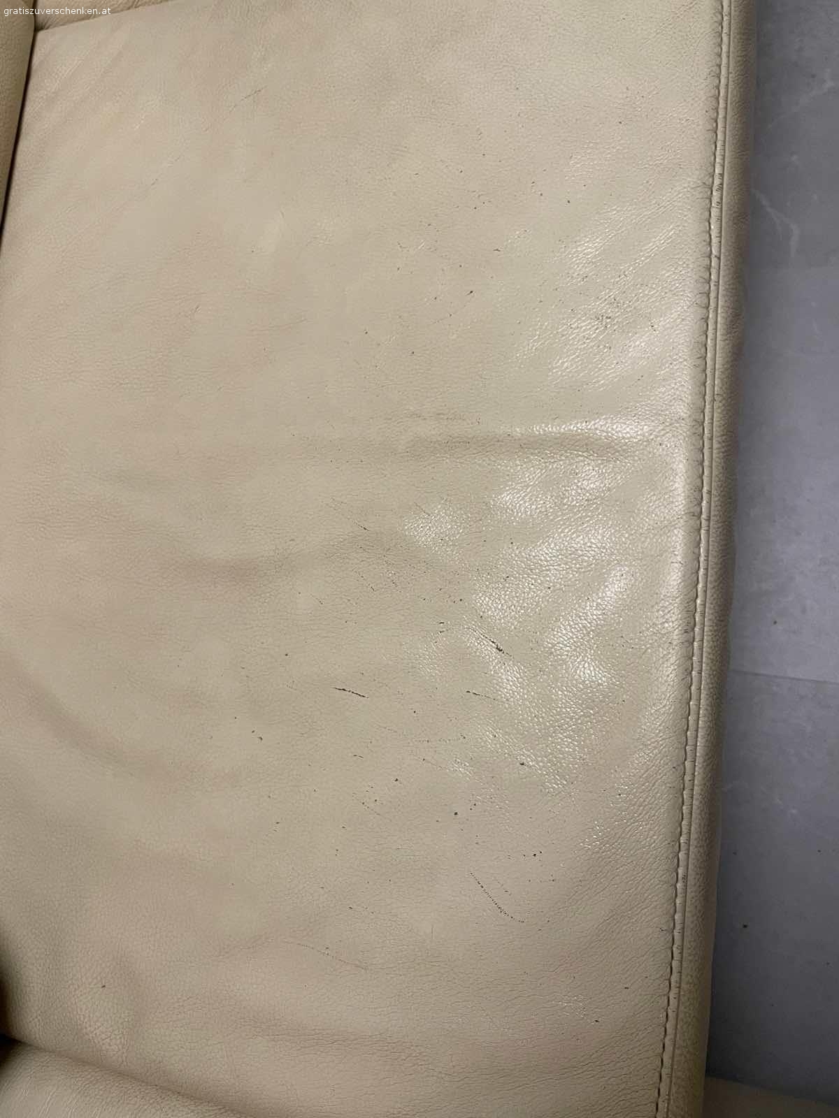 ADA Designercouch zu verschenken. Verschenke meine Echtledercouch in Farbe Creme-Weiß von der Marke ADA. Sie wurde mehrere Jahre genutzt und zeigt gebrauchsspuren/mehrere oberflächliche Kratzer auf (siehe Fotos).
Maße: 
270cm x 200cm
Höhe: 80cm
-nichtraucher Haushalt
-Bettfunktion
-nur selbstabholung
Bei Interesse stehe ich gerne für Fragen zur Verfügung.