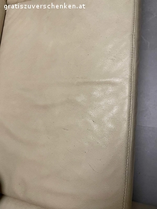 ADA Designercouch zu verschenken. Verschenke meine Echtledercouch in Farbe Creme-Weiß von der Marke ADA. Sie wurde mehrere Jahre genutzt und zeigt gebrauchsspuren/mehrere oberflächliche Kratzer auf (siehe Fotos).
Maße: 
270cm x 200cm
Höhe: 80cm
-nichtraucher Haushalt
-Bettfunktion
-nur selbstabholung
Bei Interesse stehe ich gerne für Fragen zur Verfügung.