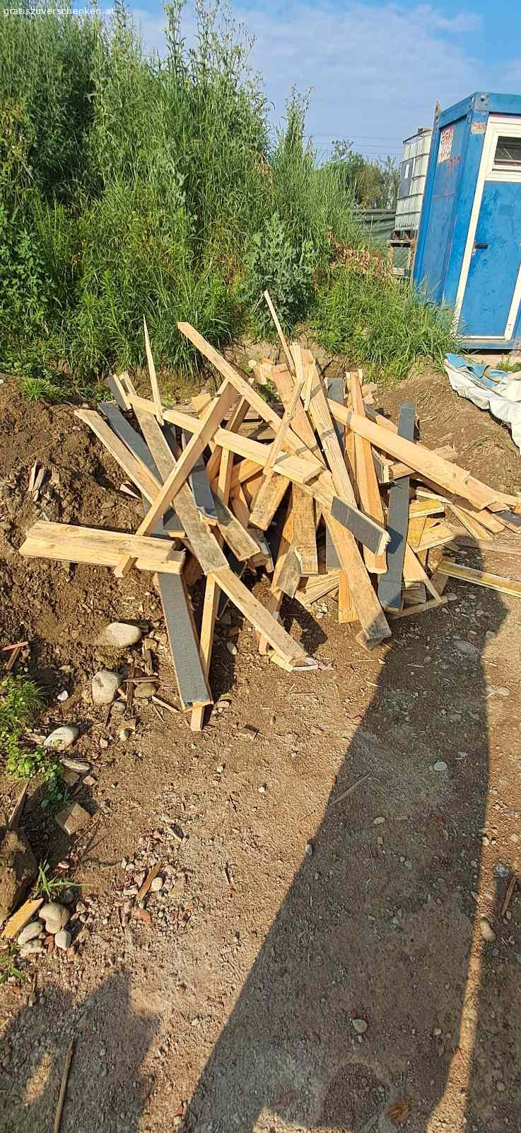 Altholz, Brennholz, Paletten. Abzuholen in 8041 Liebenau