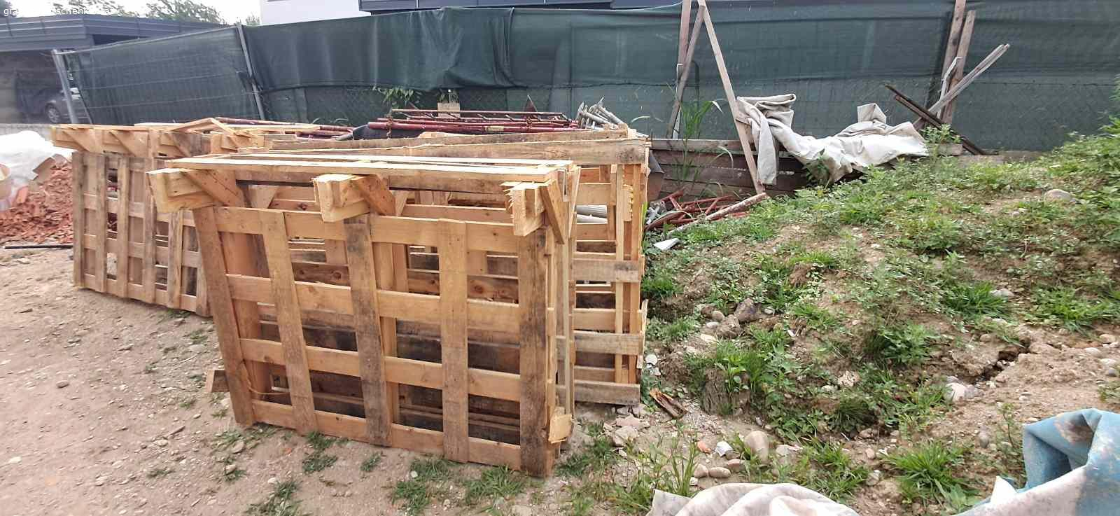 Altholz, Brennholz, Paletten. Abzuholen in 8041 Liebenau