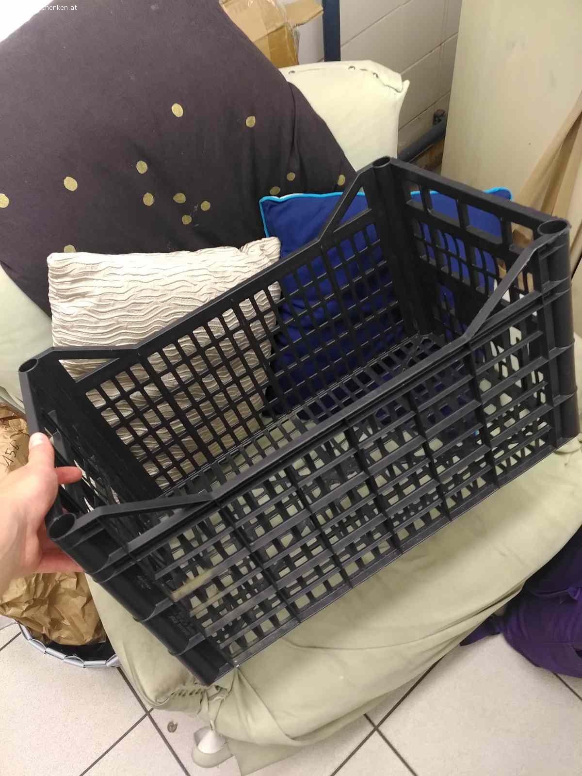 Aufbewahrungskisten. In diesen Kisten wurden Zitrusfrüchte transportiert. Sie sind alle Intakt und es können bis zu 20 Kisten abgeholt werden. Sie können sehr gut übereinander gestapelt werden. Die Hartplastikkisten sind sehr gut zur Aufbewahrung oder zum Transport von diversen Dingen geeignet.

Maße: 55,5cm x 30cm x 28cm (lxbxh)