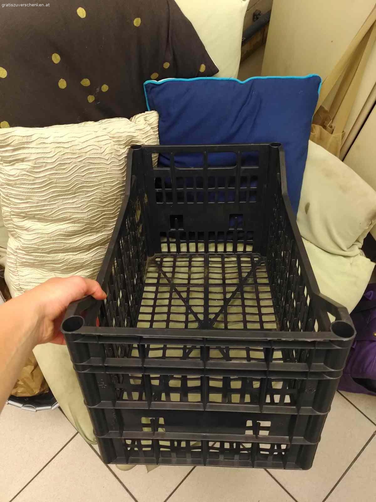 Aufbewahrungskisten. In diesen Kisten wurden Zitrusfrüchte transportiert. Sie sind alle Intakt und es können bis zu 20 Kisten abgeholt werden. Sie können sehr gut übereinander gestapelt werden. Die Hartplastikkisten sind sehr gut zur Aufbewahrung oder zum Transport von diversen Dingen geeignet.

Maße: 55,5cm x 30cm x 28cm (lxbxh)