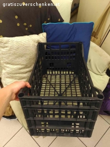 Aufbewahrungskisten. In diesen Kisten wurden Zitrusfrüchte transportiert. Sie sind alle Intakt und es können bis zu 20 Kisten abgeholt werden. Sie können sehr gut übereinander gestapelt werden. Die Hartplastikkisten sind sehr gut zur Aufbewahrung oder zum Transport von diversen Dingen geeignet.

Maße: 55,5cm x 30cm x 28cm (lxbxh)