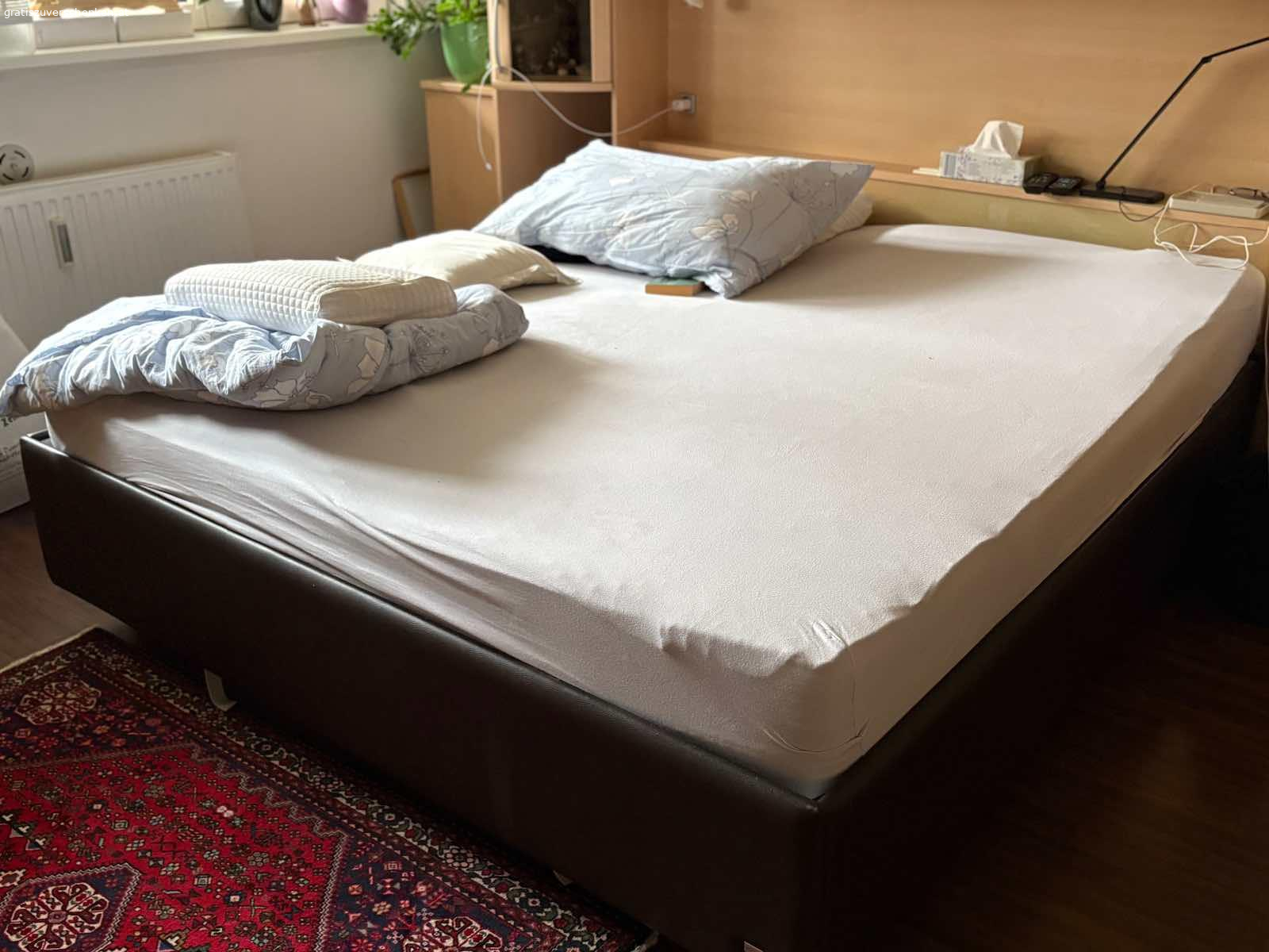 Bett in 1220 abzugeben. Bett 180x200, ohne Kopfteil, mit Stauraum aber ohne Matratzen abzugeben.