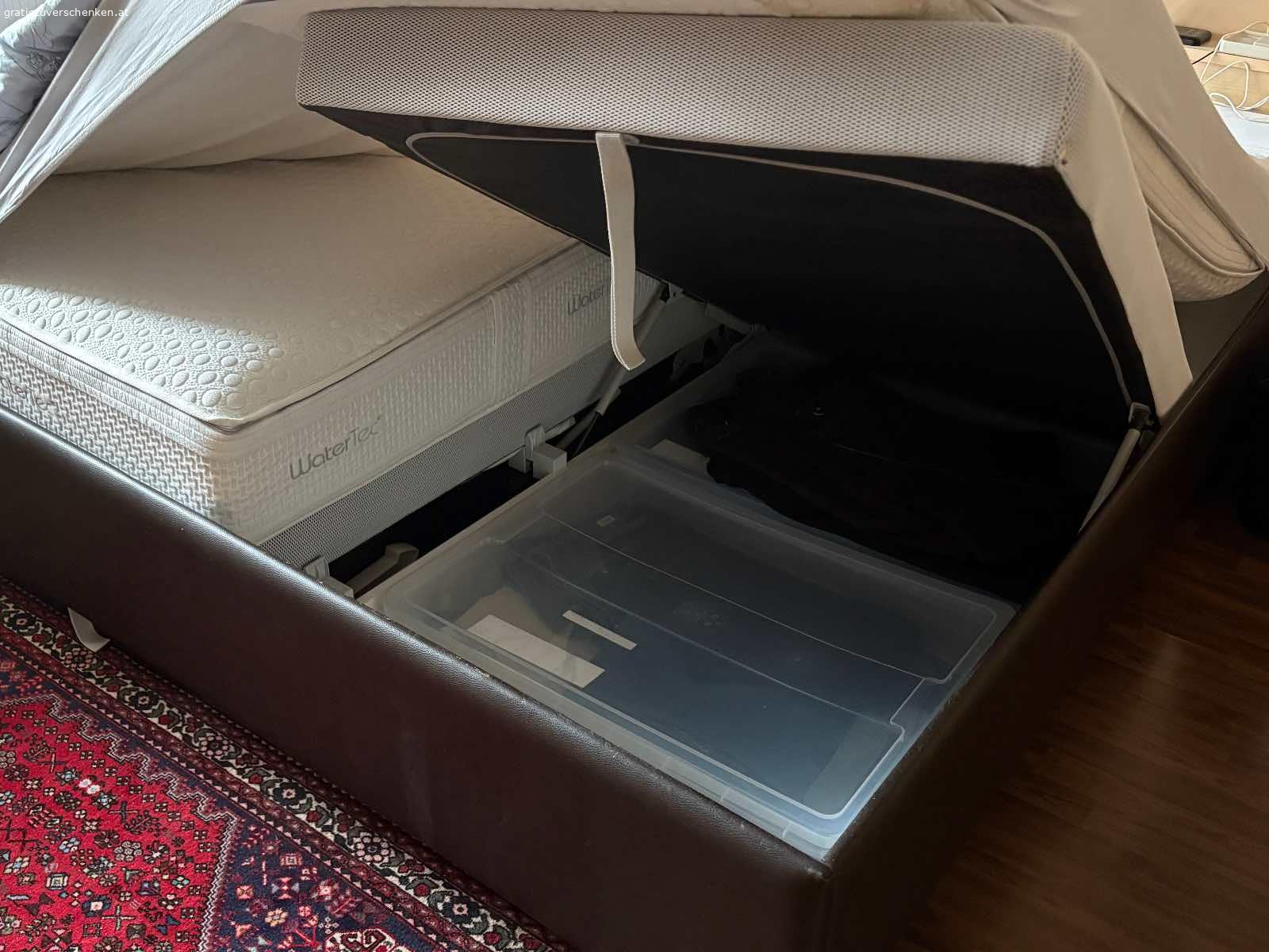 Bett in 1220 abzugeben. Bett 180x200, ohne Kopfteil, mit Stauraum aber ohne Matratzen abzugeben.