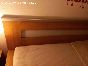 Bettanlage neuwertig und modern.2 Nachtkästchen, Lattenrost. Bettanlage neuwertig und modern.2 Nachtkästchen,  Lattenrost und Matratzen,  Abbau und Abholung ganz dringend. Bis spätestens Dienstag, 6.12.2022 abends.