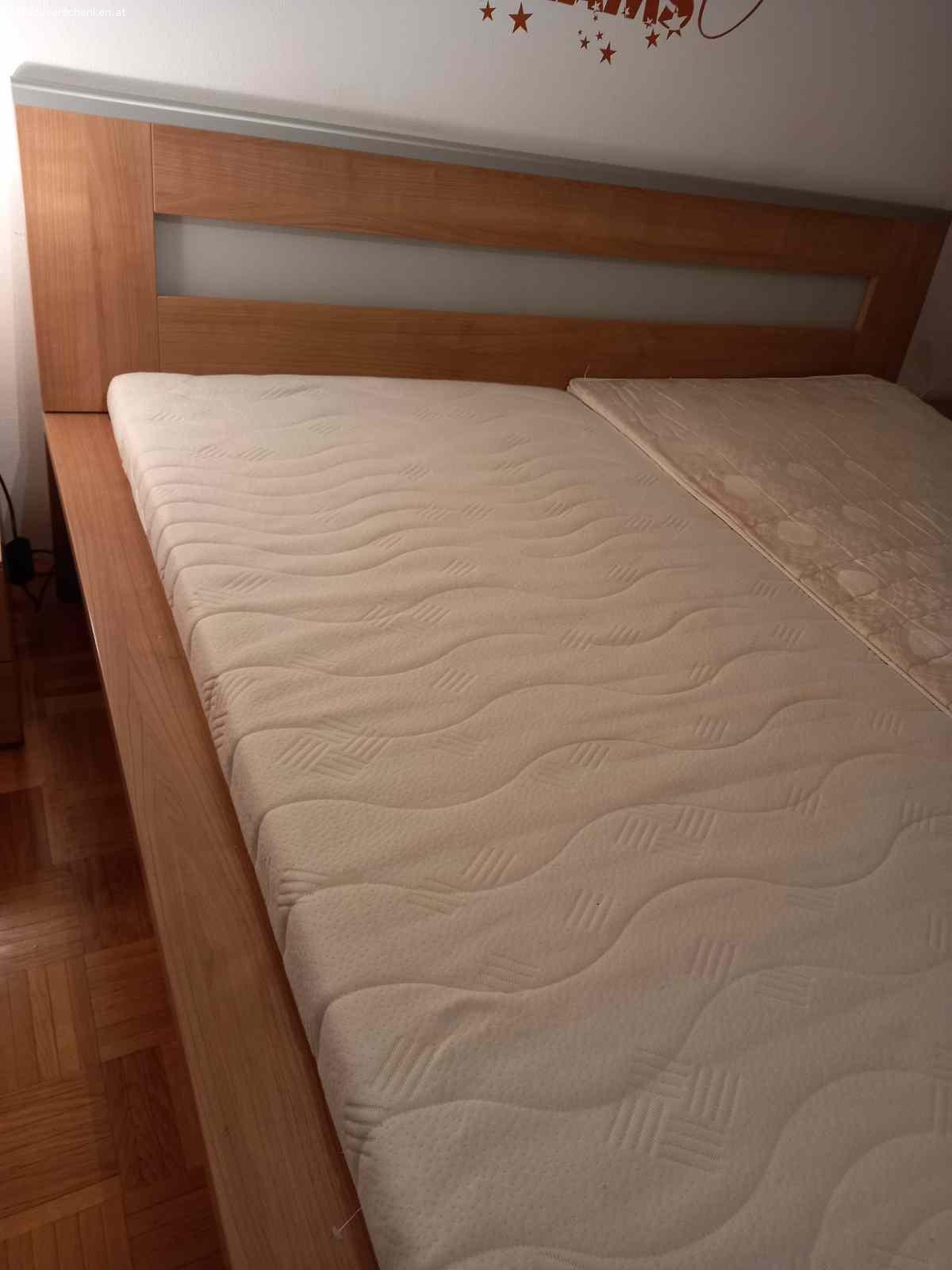 Bettanlage neuwertig und modern.2 Nachtkästchen, Lattenrost. Bettanlage neuwertig und modern.2 Nachtkästchen,  Lattenrost und Matratzen,  Abbau und Abholung ganz dringend. Bis spätestens Dienstag, 6.12.2022 abends.