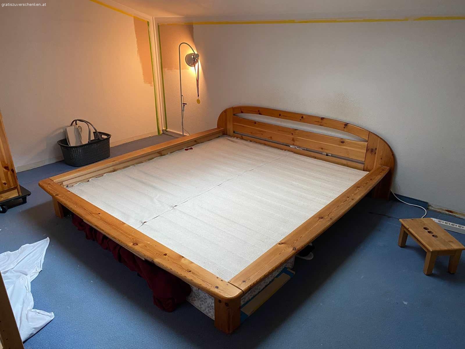 Bettgestell Fichte Echtholz. für Matratzen 2x 90x200 oder 1x 180x200,
inklusive Roll-Lattenrost, ohne Matratzen, zerlegt zum selber Abholen