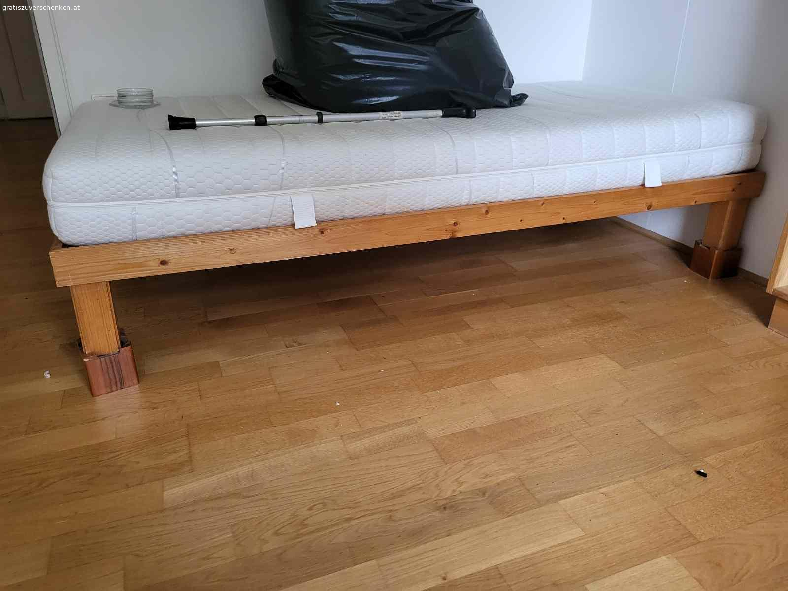 Bettgestell mit integriertem Lattenrost  ohne Matratze. Vollholz
Bettgestell mit integriertem Lattenrost  ohne Matratze
90 x 200