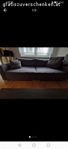 Bigsofa. Bigsofa zu verschenken, Farbe Dunkelgrau, Stoffbezug
Maße: 250x120x67, Sitztiefe 85cm
In zwei Teile zerlegbar