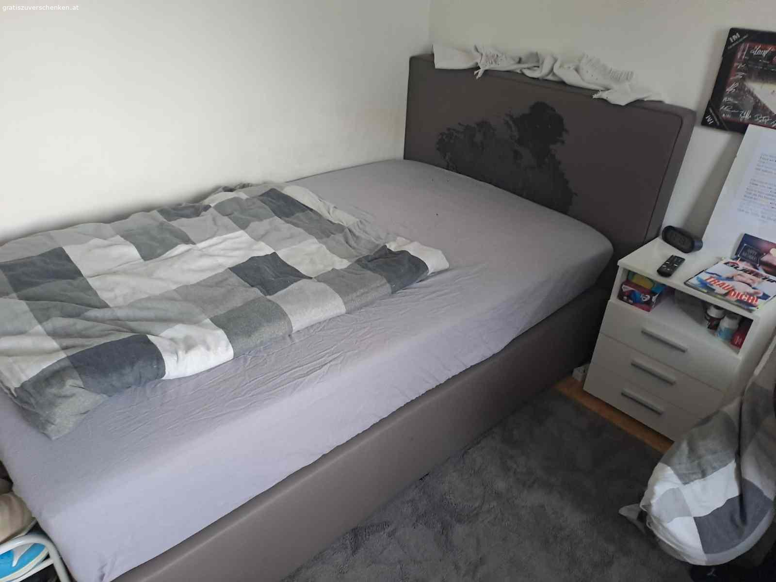 Boxspringbett gebraucht. Boxspringbett gebraucht 200x120
Bei der Stirnseite löst sich das Kunstleder beim Rahmen
Selbstabholung
Bitte vorher anrufen