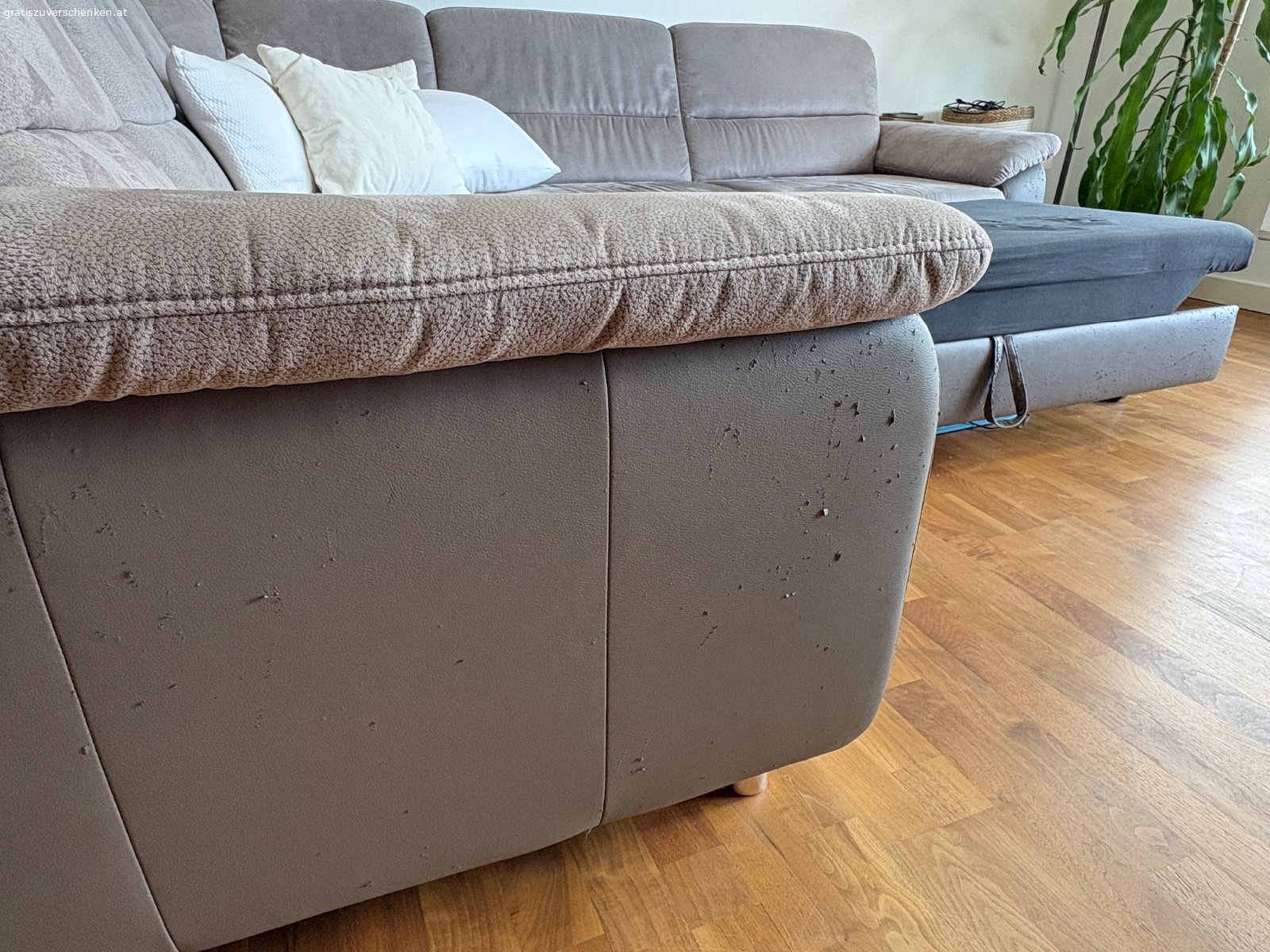 Couch mit Ausziehfunktion. Ca. 10 Jahre alt, starke Gebrauchspuren, Mikrofaser, leichte Flecken wahrscheinlich gut entfernbar.