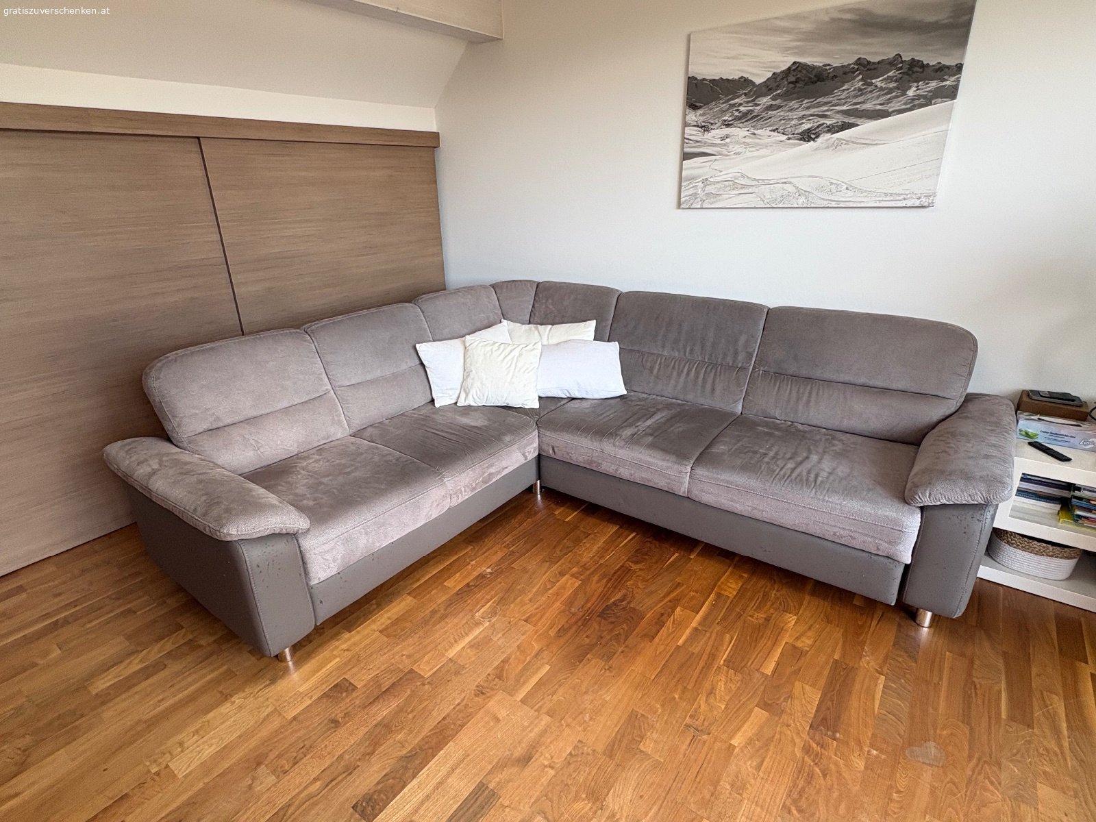 Couch mit Ausziehfunktion. Ca. 10 Jahre alt, starke Gebrauchspuren, Mikrofaser, leichte Flecken wahrscheinlich gut entfernbar.