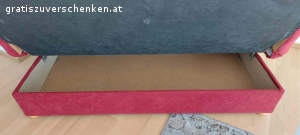 Couch mit Bettfunktion. Sehr gut erhaltende und hochwertige Couch mit praktischer Bettfunktion und viel Stauraum. Bezug Fleckenfrei und super gepflegt.
Abmessungen:
Couch Breite 185 cm, Tiefe 95 cm, Sitztiefe 65 cm, Höhe mit Lehne 55 cm
Liegefläche 125x185 cm
Aufgrund von Wohnungsräumung und Platzmangel zu verschenken.