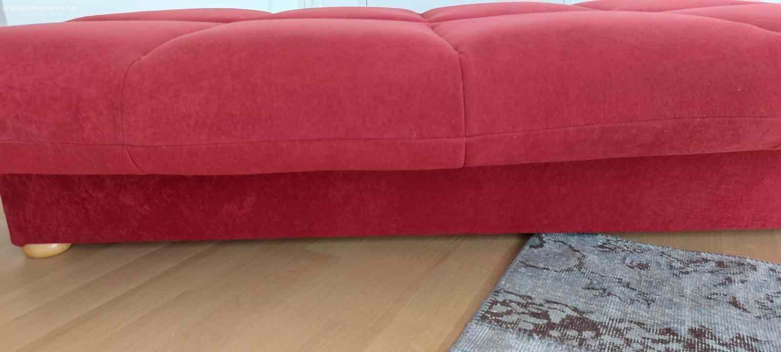 Couch mit Bettfunktion. Sehr gut erhaltende und hochwertige Couch mit praktischer Bettfunktion und viel Stauraum. Bezug Fleckenfrei und super gepflegt.
Abmessungen:
Couch Breite 185 cm, Tiefe 95 cm, Sitztiefe 65 cm, Höhe mit Lehne 55 cm
Liegefläche 125x185 cm
Aufgrund von Wohnungsräumung und Platzmangel zu verschenken.