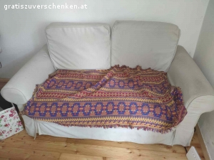 Couch mit Bettfunktion. Bis zum 27.9. Zweisitzer Couch mit Bettfunktion zu verschenken! Polster und Gerüst sind in gutem Zustand, auch die Bettfunktion funktioniert einwandfrei. Der Bezug ist komplett abnehmbar und waschbar (einige kleine Flecken sind auf den Fotos zu erkennen, ich würde versuchen sie händisch raus zu kriegen, da meine Waschmaschine leider schon weg ist). Abzuholen in Nähe griesplatz