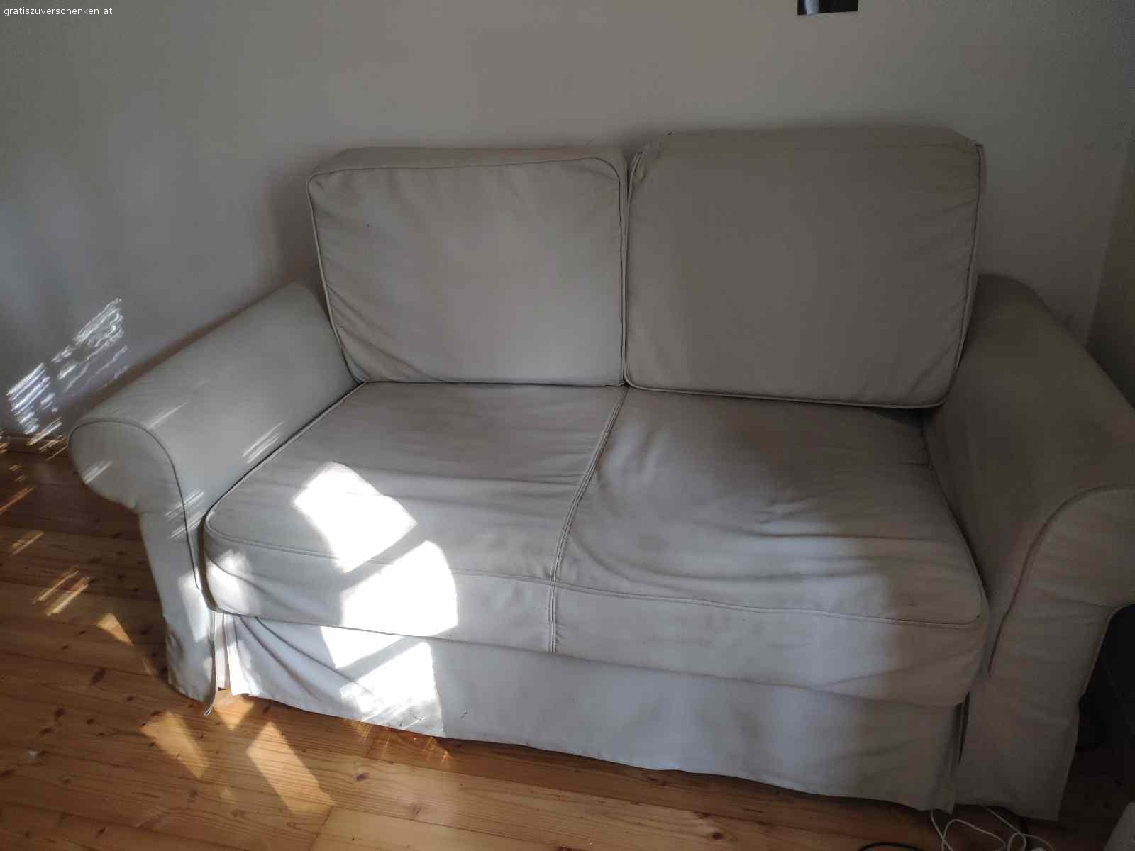 Couch mit Bettfunktion. Bis zum 27.9. Zweisitzer Couch mit Bettfunktion zu verschenken! Polster und Gerüst sind in gutem Zustand, auch die Bettfunktion funktioniert einwandfrei. Der Bezug ist komplett abnehmbar und waschbar (einige kleine Flecken sind auf den Fotos zu erkennen, ich würde versuchen sie händisch raus zu kriegen, da meine Waschmaschine leider schon weg ist). Abzuholen in Nähe griesplatz