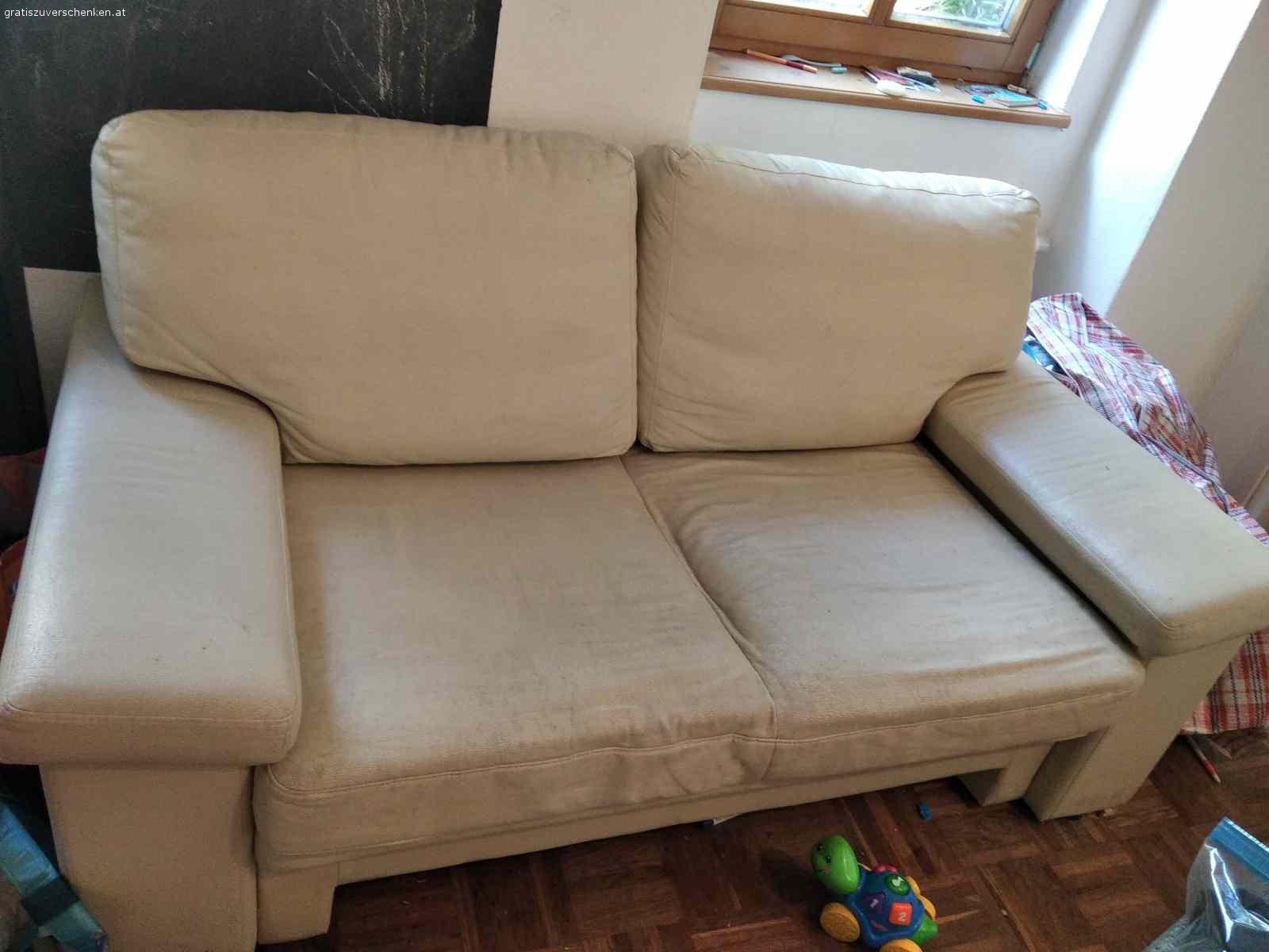 Couch mit schlaffunktion gratis. Couch mit schlaffunktion, doppelte Bett, sehr gemütlich ( sowohl die Couch als auch das Bett). Kunstleder. Wegen Umzug im Ausland gratis aufzugeben.
