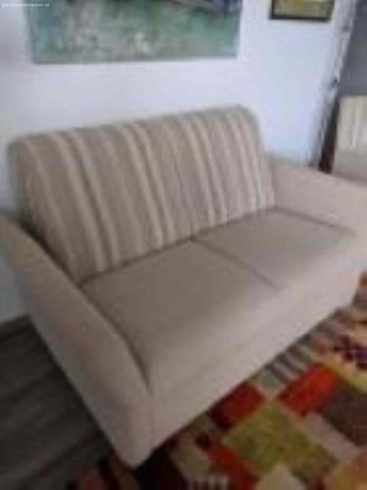 Couch wie neu. Couch, 2 sitzig, Textil (auch Rückwand)
Breite 150 cm
Höhe 90 cm
Tiefe 88cm
dazu passender gepolsterter Sessel
Breite 61cm
Höhe 90cm
Tiefe 50 cm, Armlehnen etwas abgewetzt