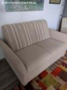 Couch wie neu. Couch, 2 sitzig, Textil (auch Rückwand)
Breite 150 cm
Höhe 90 cm
Tiefe 88cm
dazu passender gepolsterter Sessel
Breite 61cm
Höhe 90cm
Tiefe 50 cm, Armlehnen etwas abgewetzt