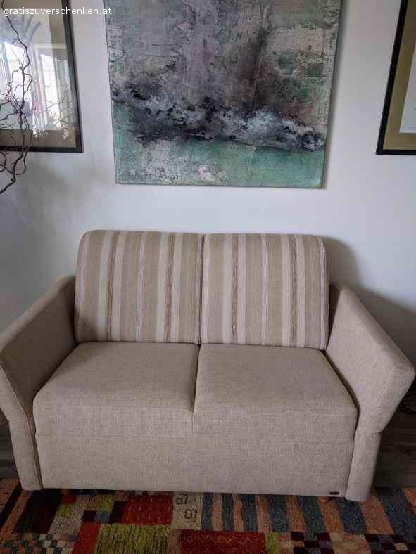 Couch wie neu. Couch, 2 sitzig, Textil (auch Rückwand)
Breite 150 cm
Höhe 90 cm
Tiefe 88cm
dazu passender gepolsterter Sessel
Breite 61cm
Höhe 90cm
Tiefe 50 cm, Armlehnen etwas abgewetzt