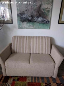 Couch wie neu. Couch, 2 sitzig, Textil (auch Rückwand)
Breite 150 cm
Höhe 90 cm
Tiefe 88cm
dazu passender gepolsterter Sessel
Breite 61cm
Höhe 90cm
Tiefe 50 cm, Armlehnen etwas abgewetzt