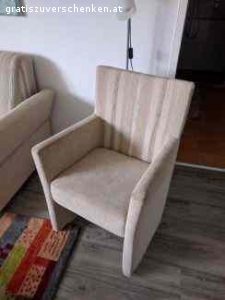 Couch wie neu. Couch, 2 sitzig, Textil (auch Rückwand)
Breite 150 cm
Höhe 90 cm
Tiefe 88cm
dazu passender gepolsterter Sessel
Breite 61cm
Höhe 90cm
Tiefe 50 cm, Armlehnen etwas abgewetzt