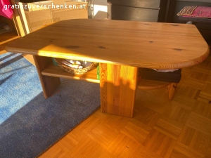 Couchtisch. Maße: 1,20 x 0;70 x0;50
Vollholz- Ablagefach unter der Tischplatte