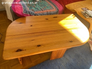 Couchtisch. Maße: 1,20 x 0;70 x0;50
Vollholz- Ablagefach unter der Tischplatte