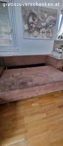 Coutch. Gebrauchte coutch in braun zu verschenken wegen Umzug zu groß 
Stoff durch wasserflecken verschmutzt da Imprägnierung nachgelassen hat ist aber gut zu reinigen . 
Coutch hat ausziehfunktion zum schlafen und Stauraum 
Maße sind 3m x 2.10m
Selbstabholung geht nur zu zweit da coutch sehr groß ist
Ist aber zum aushängen in zwei teile möglich