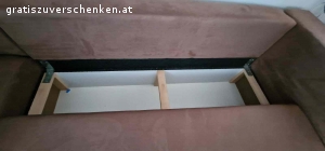 Coutch. Gebrauchte coutch in braun zu verschenken wegen Umzug zu groß 
Stoff durch wasserflecken verschmutzt da Imprägnierung nachgelassen hat ist aber gut zu reinigen . 
Coutch hat ausziehfunktion zum schlafen und Stauraum 
Maße sind 3m x 2.10m
Selbstabholung geht nur zu zweit da coutch sehr groß ist
Ist aber zum aushängen in zwei teile möglich