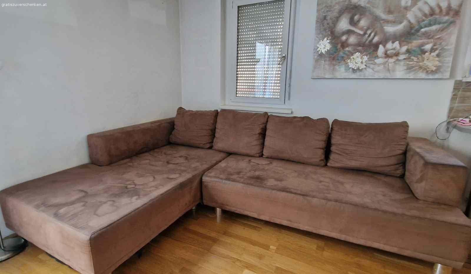 Coutch. Gebrauchte coutch in braun zu verschenken wegen Umzug zu groß 
Stoff durch wasserflecken verschmutzt da Imprägnierung nachgelassen hat ist aber gut zu reinigen . 
Coutch hat ausziehfunktion zum schlafen und Stauraum 
Maße sind 3m x 2.10m
Selbstabholung geht nur zu zweit da coutch sehr groß ist
Ist aber zum aushängen in zwei teile möglich