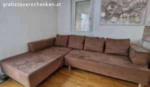 Coutch. Gebrauchte coutch in braun zu verschenken wegen Umzug zu groß 
Stoff durch wasserflecken verschmutzt da Imprägnierung nachgelassen hat ist aber gut zu reinigen . 
Coutch hat ausziehfunktion zum schlafen und Stauraum 
Maße sind 3m x 2.10m
Selbstabholung geht nur zu zweit da coutch sehr groß ist
Ist aber zum aushängen in zwei teile möglich
