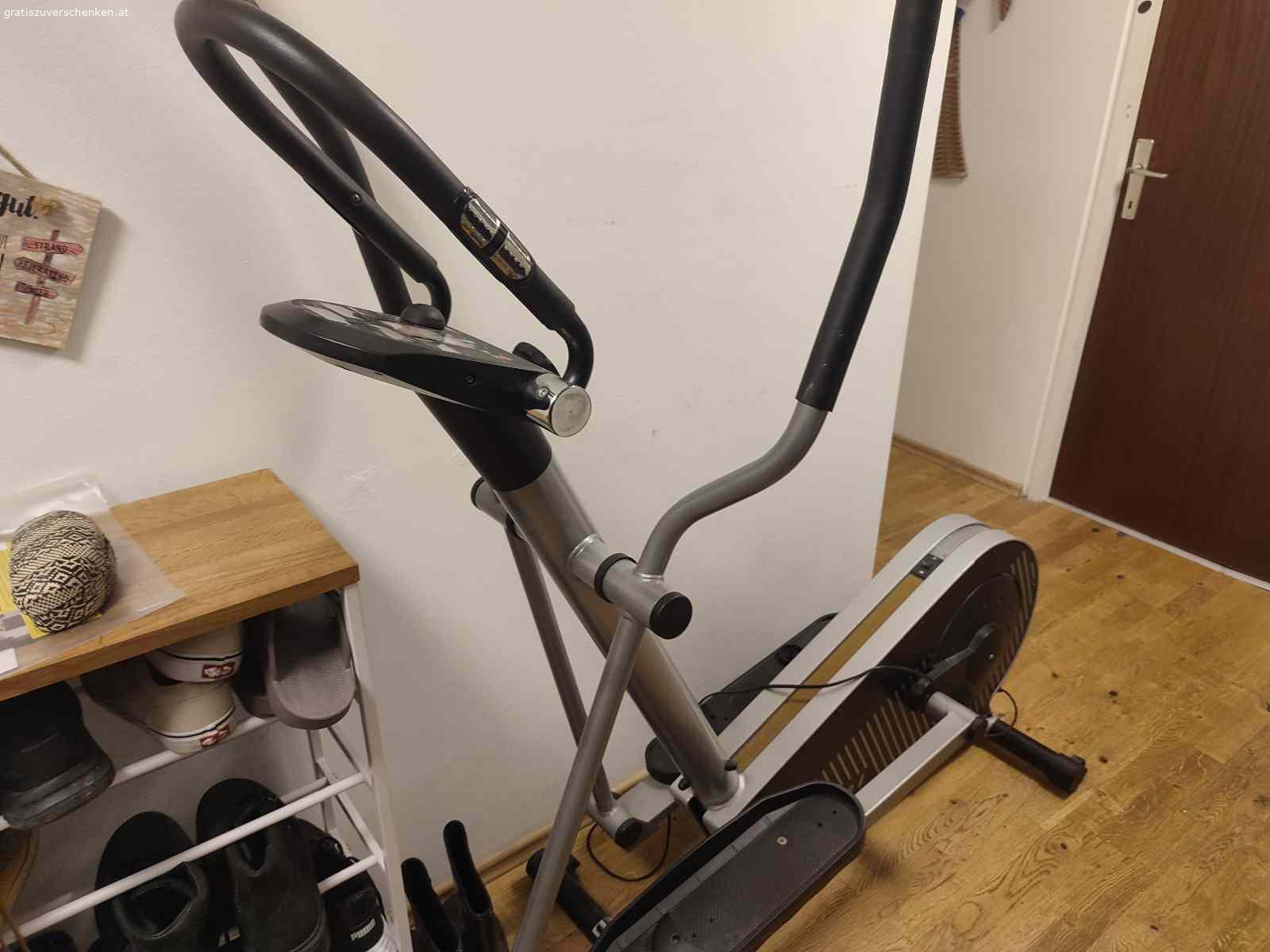 Crosstrainer. Crosstrainer mit Gebrauchsspuren, funktioniert aber einwandfrei. Anzeigeboard wackelig, aber funktioniert auch. Strombetrieben. ca. 140x155x50