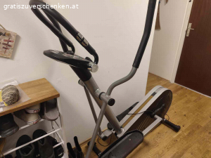 Crosstrainer. Crosstrainer mit Gebrauchsspuren, funktioniert aber einwandfrei. Anzeigeboard wackelig, aber funktioniert auch. Strombetrieben. ca. 140x155x50
