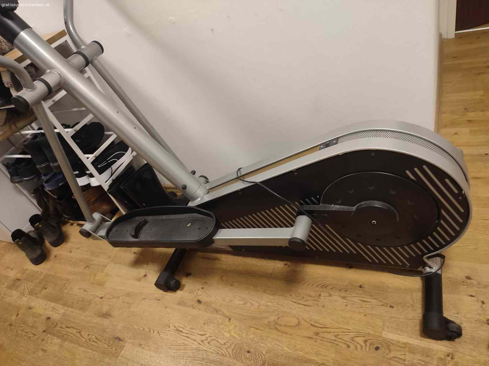 Crosstrainer. Crosstrainer mit Gebrauchsspuren, funktioniert aber einwandfrei. Anzeigeboard wackelig, aber funktioniert auch. Strombetrieben. ca. 140x155x50