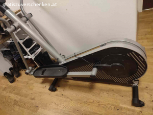 Crosstrainer. Crosstrainer mit Gebrauchsspuren, funktioniert aber einwandfrei. Anzeigeboard wackelig, aber funktioniert auch. Strombetrieben. ca. 140x155x50