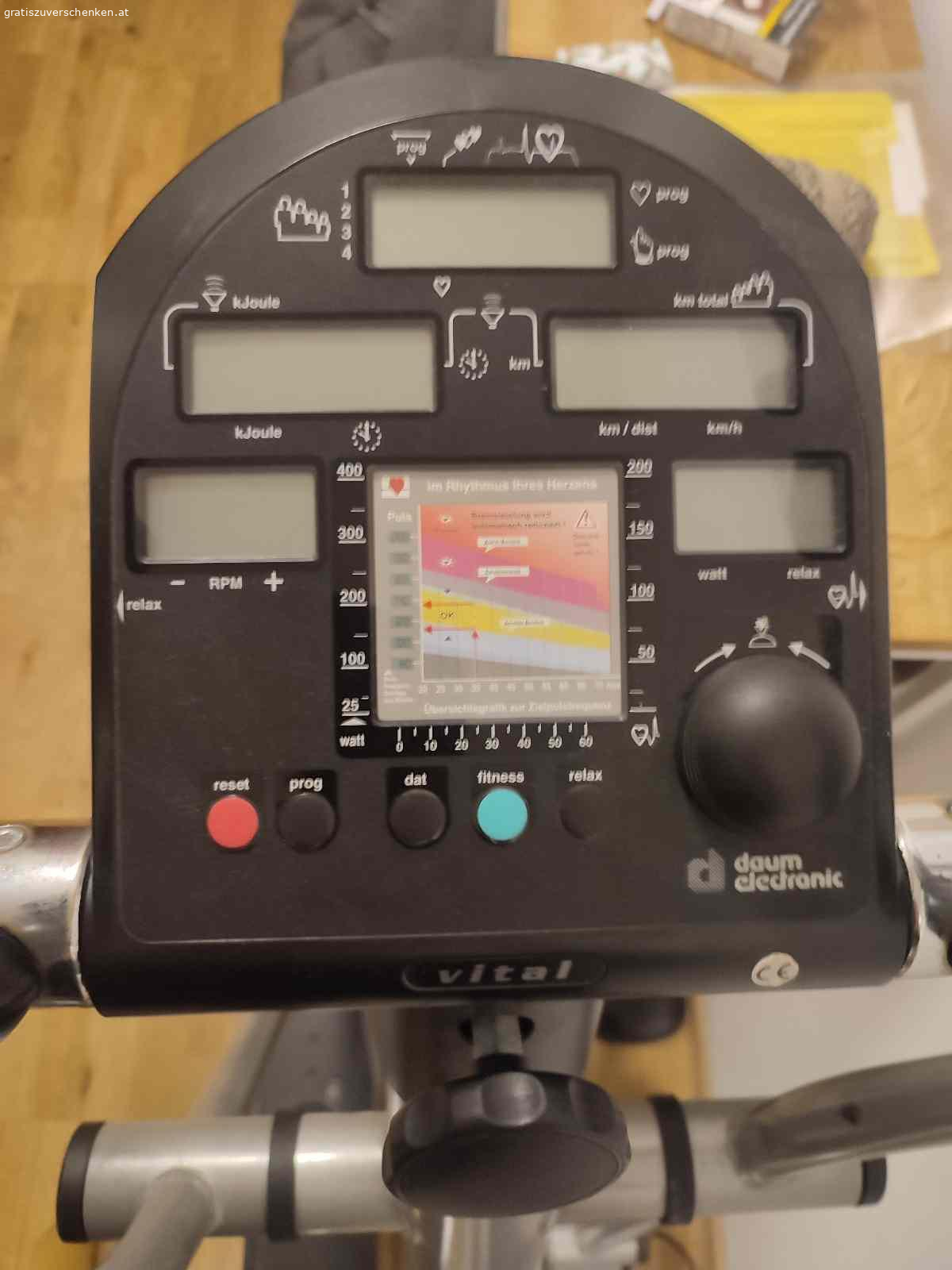 Crosstrainer. Crosstrainer mit Gebrauchsspuren, funktioniert aber einwandfrei. Anzeigeboard wackelig, aber funktioniert auch. Strombetrieben. ca. 140x155x50