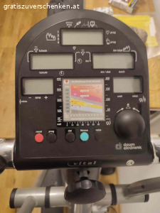 Crosstrainer. Crosstrainer mit Gebrauchsspuren, funktioniert aber einwandfrei. Anzeigeboard wackelig, aber funktioniert auch. Strombetrieben. ca. 140x155x50