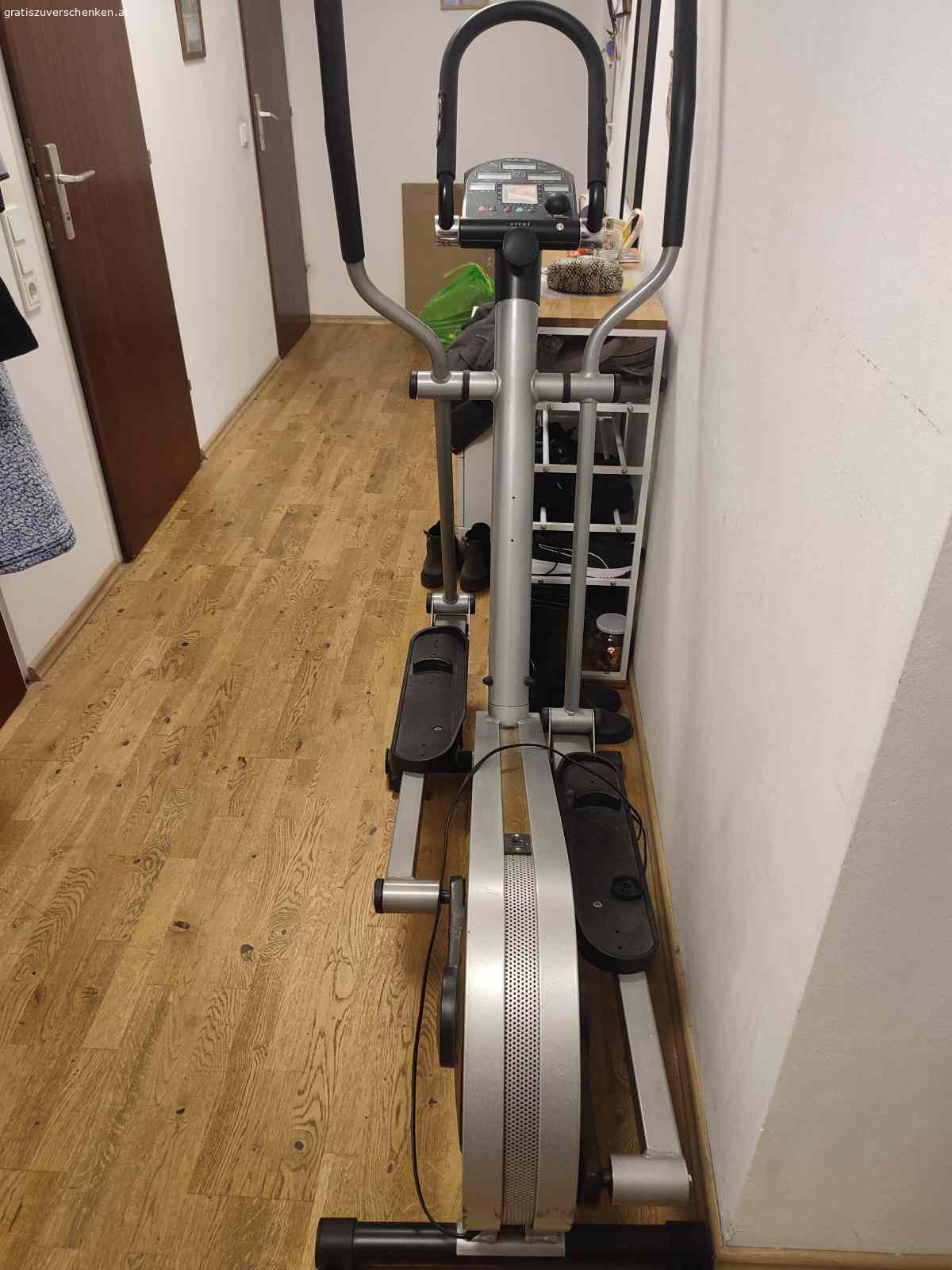 Crosstrainer. Crosstrainer mit Gebrauchsspuren, funktioniert aber einwandfrei. Anzeigeboard wackelig, aber funktioniert auch. Strombetrieben. ca. 140x155x50