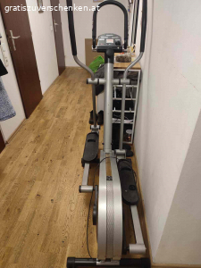 Crosstrainer. Crosstrainer mit Gebrauchsspuren, funktioniert aber einwandfrei. Anzeigeboard wackelig, aber funktioniert auch. Strombetrieben. ca. 140x155x50