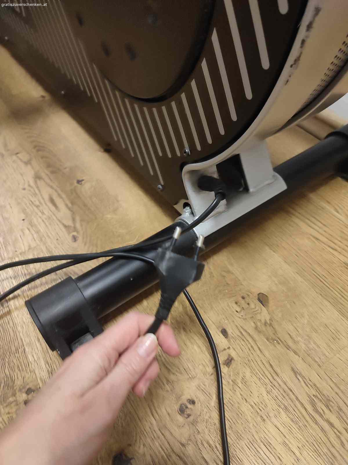 Crosstrainer. Crosstrainer mit Gebrauchsspuren, funktioniert aber einwandfrei. Anzeigeboard wackelig, aber funktioniert auch. Strombetrieben. ca. 140x155x50