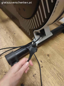 Crosstrainer. Crosstrainer mit Gebrauchsspuren, funktioniert aber einwandfrei. Anzeigeboard wackelig, aber funktioniert auch. Strombetrieben. ca. 140x155x50